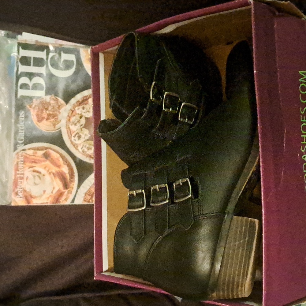 Ladies Black Ankle Boots,small heel Size 9M